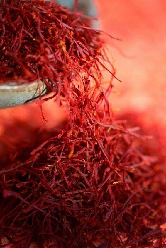 نمای نزدیک از رشته‌های سرخ زعفران